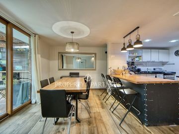 Excelente Casa Familiar Remodelada en Pasaje Cerrado | Vitacura