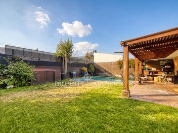 Excelente Casa Familiar Remodelada en Pasaje Cerrado | Vitacura