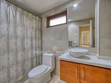 Excelente Casa Familiar Remodelada en Pasaje Cerrado | Vitacura