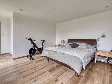 Excelente Casa Familiar Remodelada en Pasaje Cerrado | Vitacura