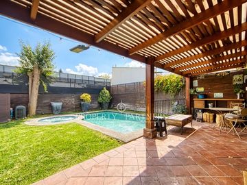 Excelente Casa Familiar Remodelada en Pasaje Cerrado | Vitacura