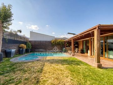 Excelente Casa Familiar Remodelada en Pasaje Cerrado | Vitacura