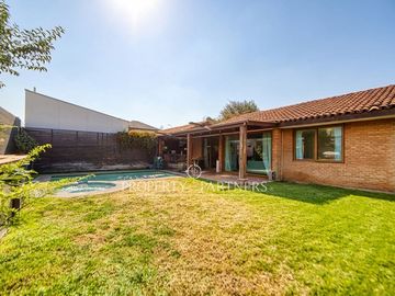 Excelente Casa Familiar Remodelada en Pasaje Cerrado | Vitacura