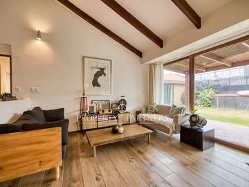 Excelente Casa Familiar Remodelada en Pasaje Cerrado | Vitacura