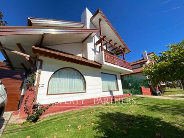 Espectacular Casa en Condominio Exclusivo en Jardín del Mar: Amplitud, Seguridad y Confort