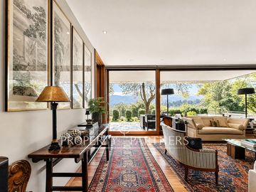 Gran casa Mediterránea en condominio Mirador de San Damián