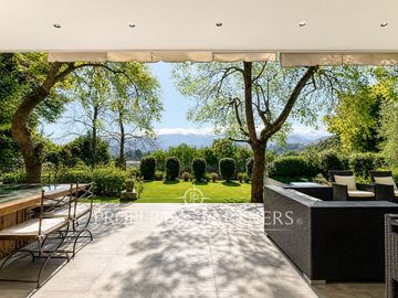 Gran casa Mediterránea en condominio Mirador de San Damián