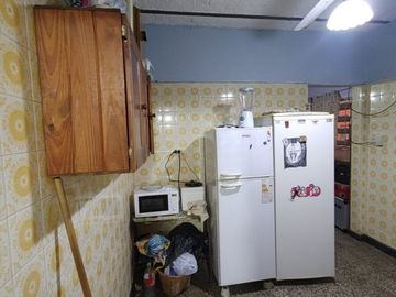 Casa a reciclar de dos dormitorios. Pasaje Ronchi 914