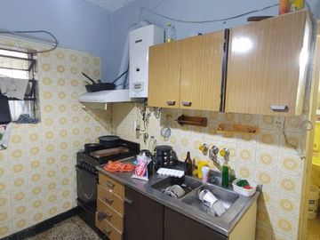 Casa a reciclar de dos dormitorios. Pasaje Ronchi 914