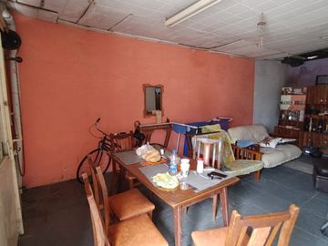 Casa a reciclar de dos dormitorios. Pasaje Ronchi 914