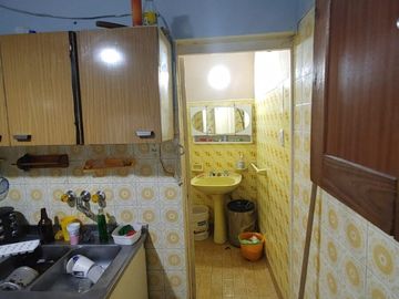 Casa a reciclar de dos dormitorios. Pasaje Ronchi 914