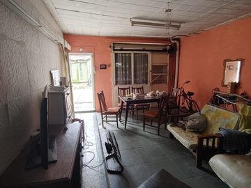 Casa a reciclar de dos dormitorios. Pasaje Ronchi 914