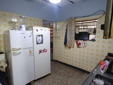 Casa a reciclar de dos dormitorios. Pasaje Ronchi 914