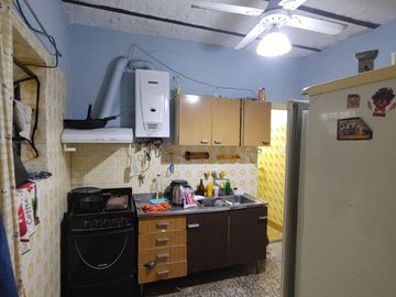 Casa a reciclar de dos dormitorios. Pasaje Ronchi 914