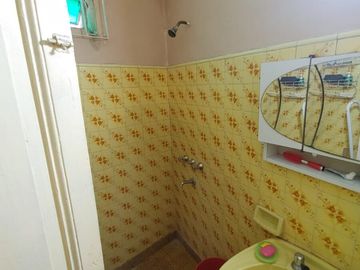 Casa a reciclar de dos dormitorios. Pasaje Ronchi 914