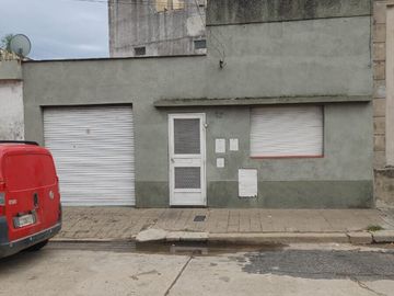 Casa a reciclar de dos dormitorios. Pasaje Ronchi 914