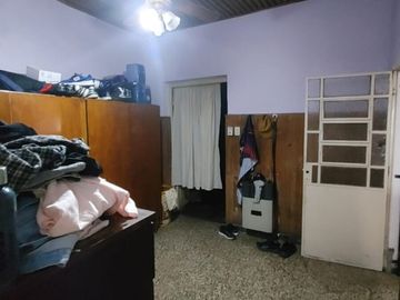 Casa a reciclar de dos dormitorios. Pasaje Ronchi 914