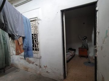 Casa a reciclar de dos dormitorios. Pasaje Ronchi 914