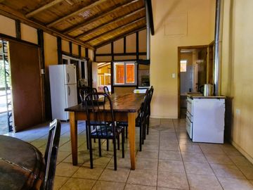 Venta de parcela con casa y 3 cabañas, en terreno de 5000 m2.,  en Olmué. 425 M$.