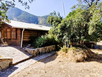 Venta de parcela con casa y 3 cabañas, en terreno de 5000 m2.,  en Olmué. 425 M$.