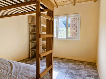 Venta de parcela con casa y 3 cabañas, en terreno de 5000 m2.,  en Olmué. 425 M$.