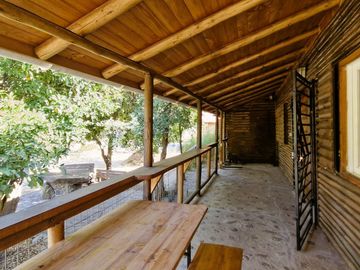 Venta de parcela con casa y 3 cabañas, en terreno de 5000 m2.,  en Olmué. 425 M$.