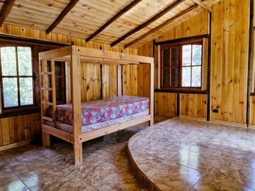 Venta de parcela con casa y 3 cabañas, en terreno de 5000 m2.,  en Olmué. 425 M$.