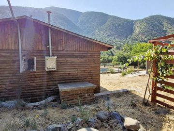 Venta de parcela con casa y 3 cabañas, en terreno de 5000 m2.,  en Olmué. 425 M$.