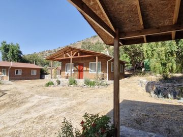 Venta de parcela con casa y 3 cabañas, en terreno de 5000 m2.,  en Olmué. 425 M$.