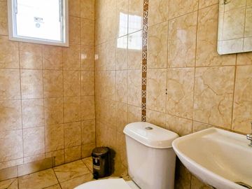 Venta de parcela con casa y 3 cabañas, en terreno de 5000 m2.,  en Olmué. 425 M$.