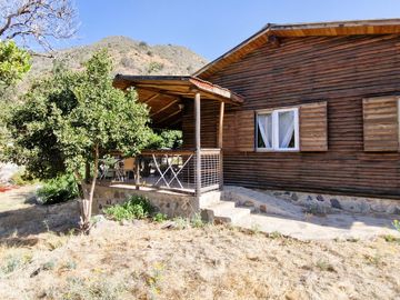 Venta de parcela con casa y 3 cabañas, en terreno de 5000 m2.,  en Olmué. 425 M$.