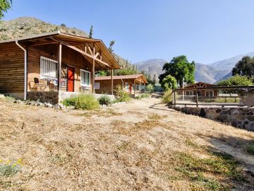 Venta de parcela con casa y 3 cabañas, en terreno de 5000 m2.,  en Olmué. 425 M$.