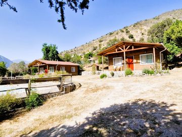 Venta de parcela con casa y 3 cabañas, en terreno de 5000 m2.,  en Olmué. 425 M$.