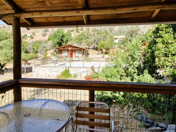 Venta de parcela con casa y 3 cabañas, en terreno de 5000 m2.,  en Olmué. 425 M$.