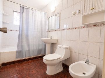 Metro Simón Bolívar / 4D / 2B/ 1E / 315 m2 terreno