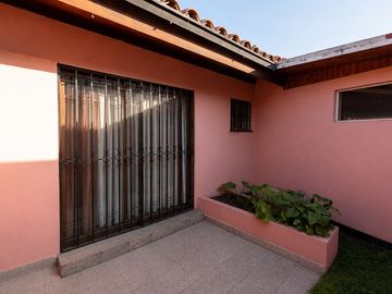 Metro Simón Bolívar / 4D / 2B/ 1E / 315 m2 terreno