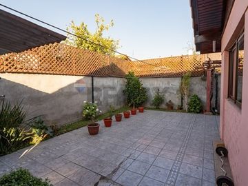 Metro Simón Bolívar / 4D / 2B/ 1E / 315 m2 terreno