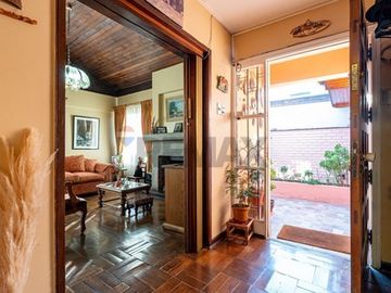 Metro Simón Bolívar / 4D / 2B/ 1E / 315 m2 terreno