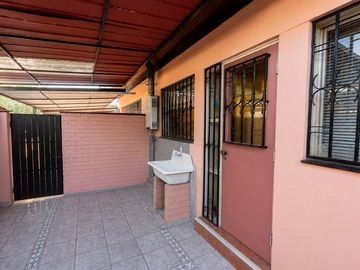 Metro Simón Bolívar / 4D / 2B/ 1E / 315 m2 terreno
