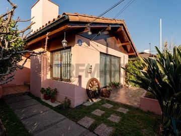 Metro Simón Bolívar / 4D / 2B/ 1E / 315 m2 terreno