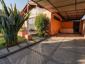 Metro Simón Bolívar / 4D / 2B/ 1E / 315 m2 terreno