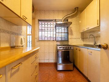Metro Simón Bolívar / 4D / 2B/ 1E / 315 m2 terreno