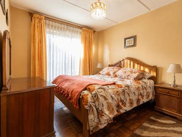 Metro Simón Bolívar / 4D / 2B/ 1E / 315 m2 terreno