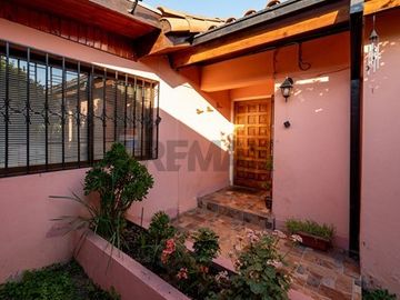 Metro Simón Bolívar / 4D / 2B/ 1E / 315 m2 terreno