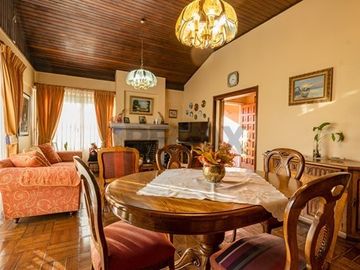 Metro Simón Bolívar / 4D / 2B/ 1E / 315 m2 terreno