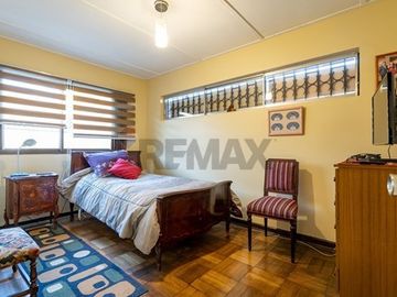 Metro Simón Bolívar / 4D / 2B/ 1E / 315 m2 terreno