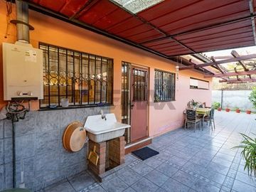 Metro Simón Bolívar / 4D / 2B/ 1E / 315 m2 terreno