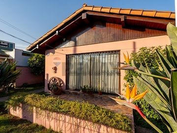 Metro Simón Bolívar / 4D / 2B/ 1E / 315 m2 terreno