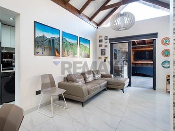 HERMOSA CASA RENOVADA EN LOS TORDOS/AV GRECIA