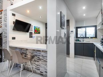 HERMOSA CASA RENOVADA EN LOS TORDOS/AV GRECIA